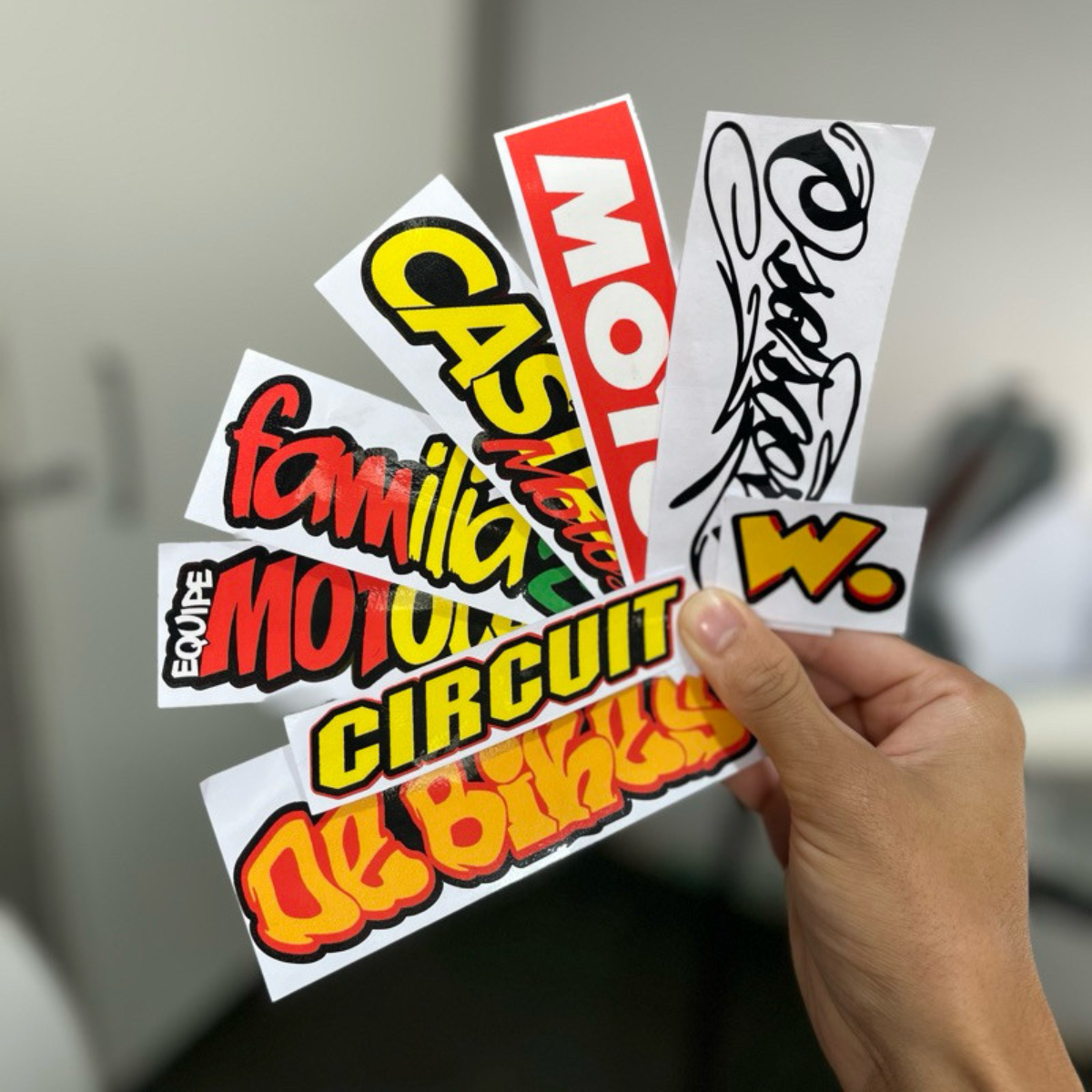 KIT 8 ADESIVOS RECORTADO LAMINADO ALTO BRILHO FAMILIA 244 MOTOCANDO DÉBIKES CASTELO MOTOS MOTUL